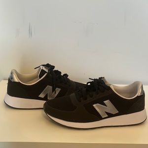 Black new balance sneakers - size 7